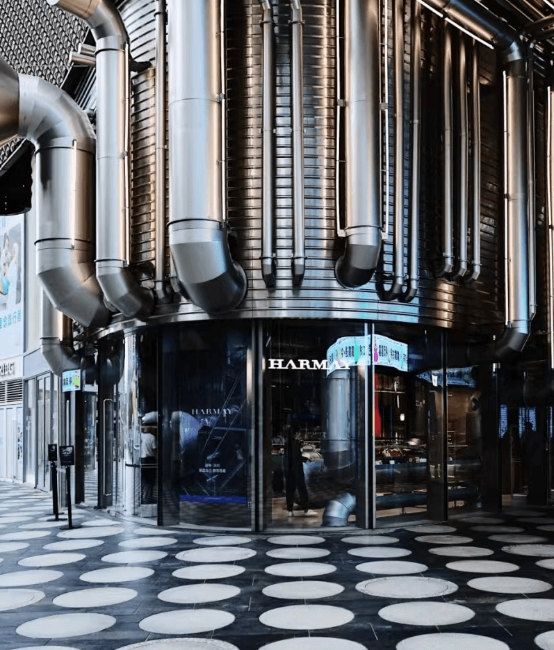 卓悦中心店作为话梅的华南首店,设计上大胆地融入工业城。 卓悦中心店作为话梅的华南首店,设计上大胆地融入工业城。