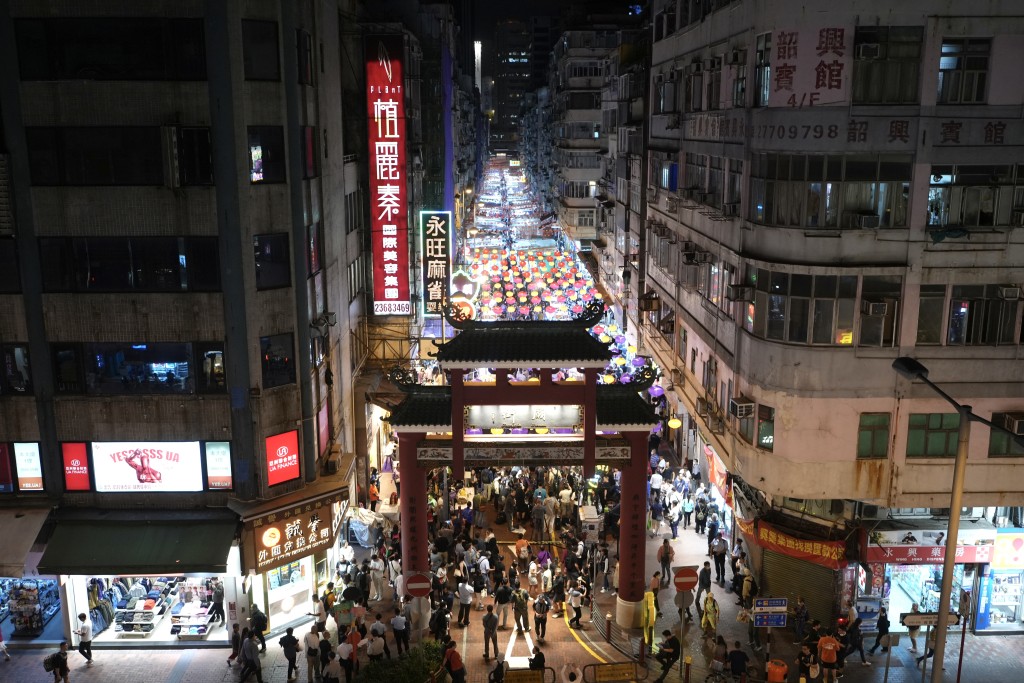 庙街夜市热爆开幕激活老香港,人声鼎沸寸步难行 | 星岛环球网