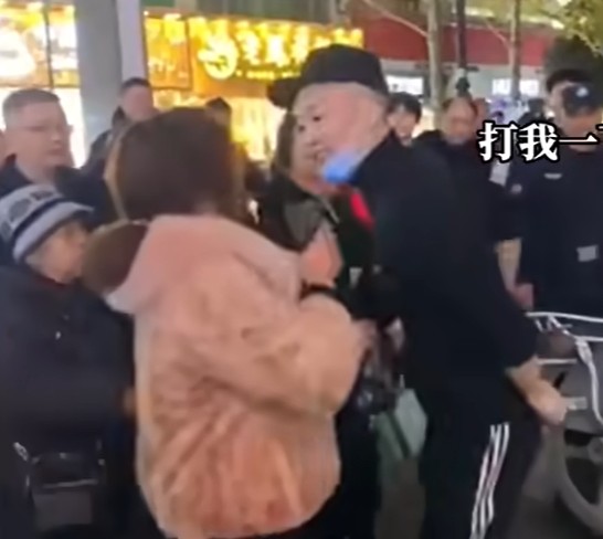 其后走出摊档与大妈对质。网图