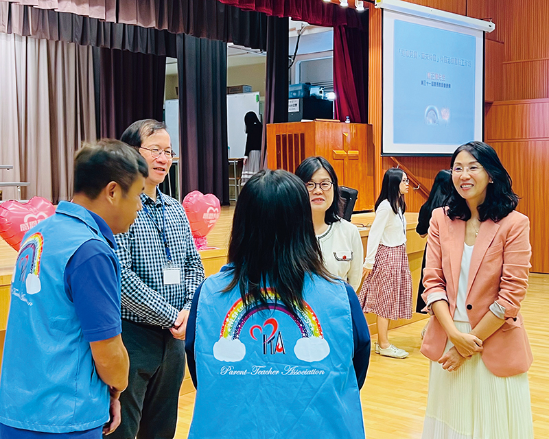 徐湘儿（右一）。