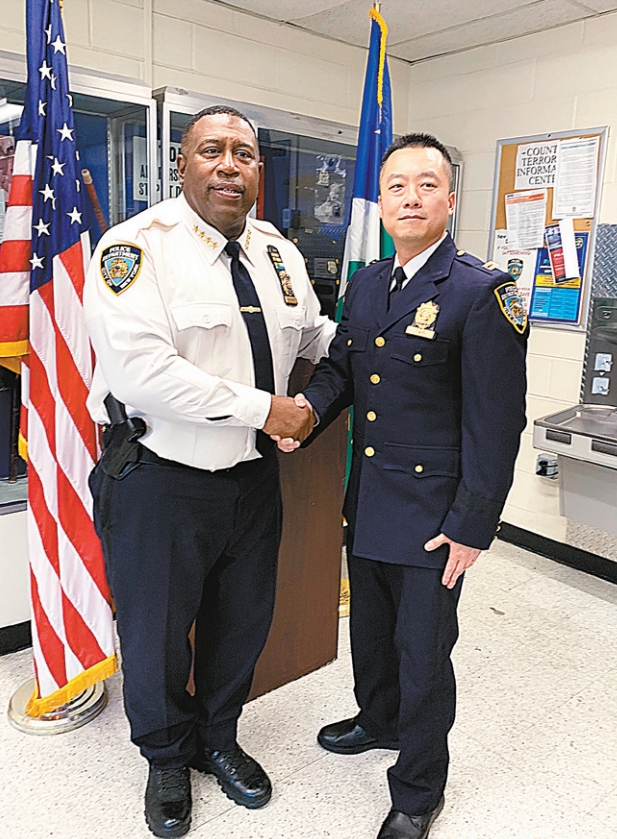 纽约市警察总局总警司麦雷德(左)亲到皇后区欢迎曾昌武履新107分局局长。