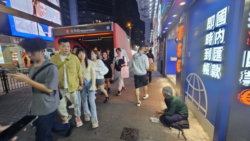 银发婆婆在旺角不断叩拜,请求途人慷慨解囊。 银发婆婆在旺角不断叩拜,请求途人慷慨解囊。