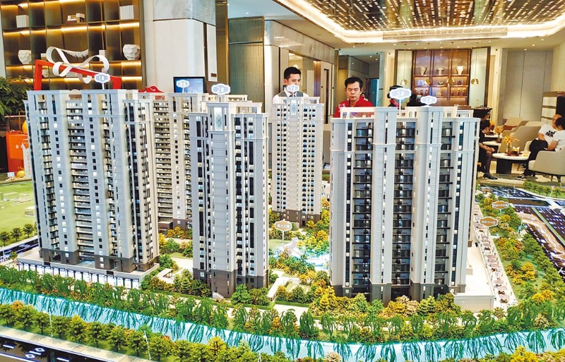 上海自15日起调整普通住房标准和优化差别化住房信贷政策，当日上海新建商品房成交736件，较14日增加153件，上涨26.2%。 图为我国一处新建案接待中心。