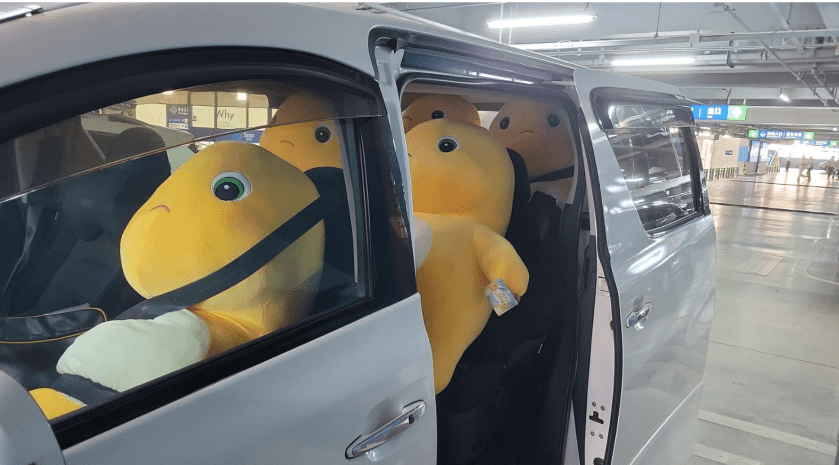 他更用7人车将奶龙送回香港 他更用7人车将奶龙送回香港