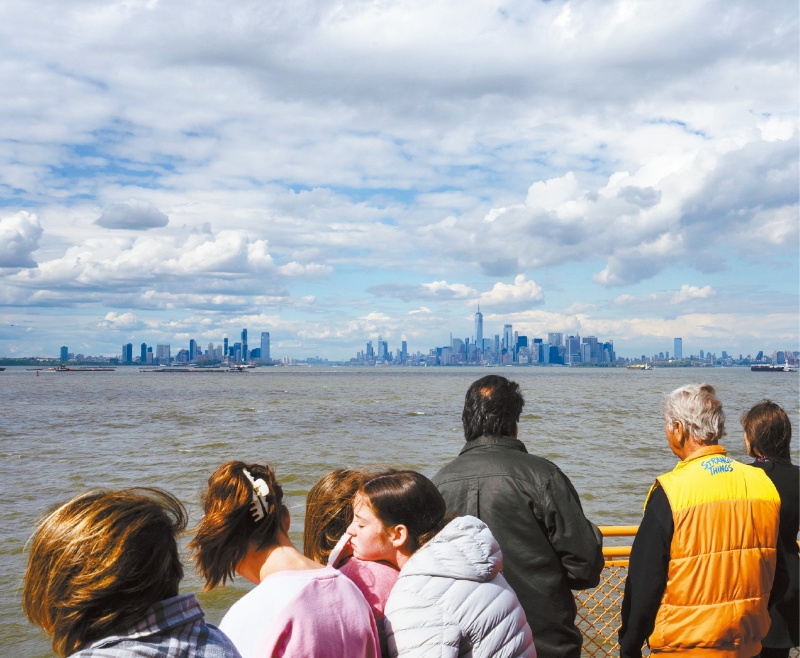 纽约目前人口约为1957万人,较一年前减少超过10万。Todd Heisler纽约时报 纽约目前人口约为1957万人,较一年前减少超过10万。Todd Heisler纽约时报