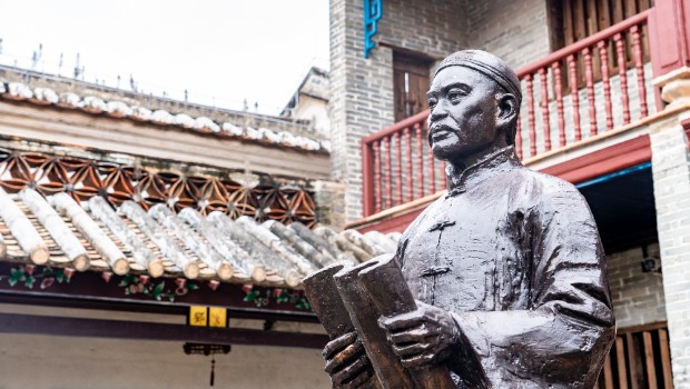 邓承修雕像手捧书卷,目光如炬。 邓承修雕像手捧书卷,目光如炬。