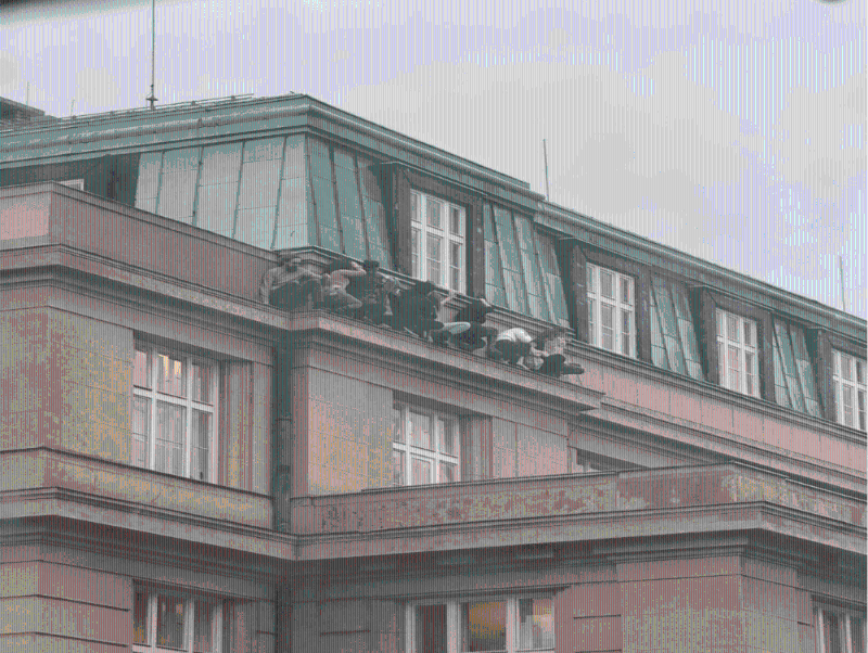 枪击发生时人们躲在一栋大楼的窗台上 枪击发生时人们躲在一栋大楼的窗台上