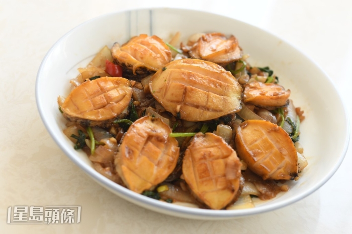 罐头鲍鱼的适合炮制不同菜式。 罐头鲍鱼的适合炮制不同菜式。