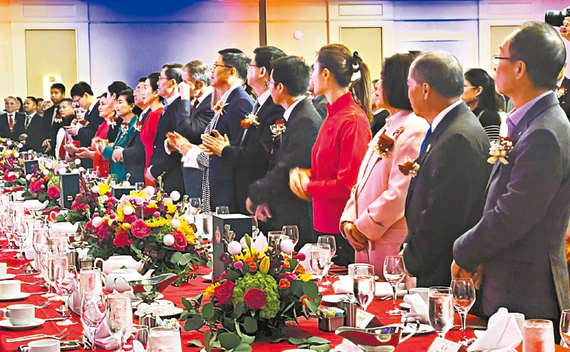 晚宴在美中两国国歌伴随中拉开帷幕。记者陆新摄 晚宴在美中两国国歌伴随中拉开帷幕。记者陆新摄