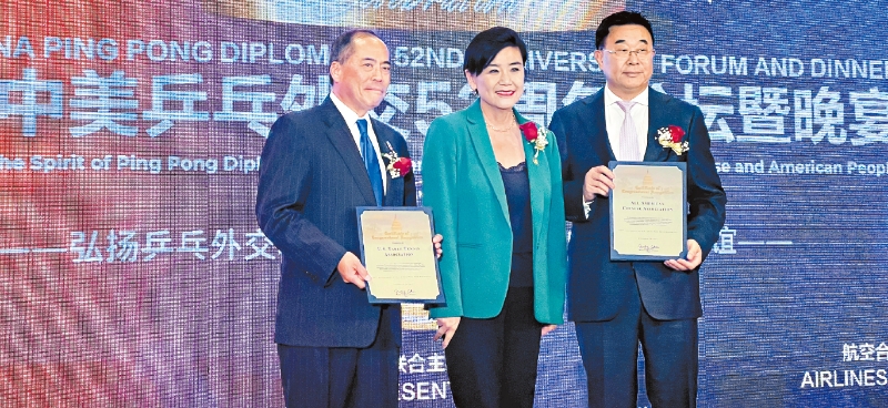 赵美心(中)为主办方蔡成华(右)等颁发贺状。记者陆新摄 赵美心(中)为主办方蔡成华(右)等颁发贺状。记者陆新摄