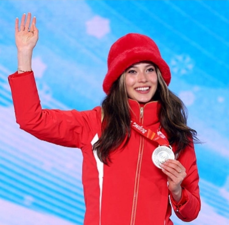 第二位 中国籍自由式滑雪运动员谷爱凌（Eileen Gu） 场上加场外收入：2210万美元。