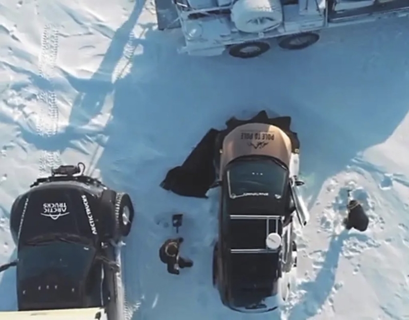 拉姆齐夫妇堆雪墙,保护车底和前方散热器,为电池保暖。 拉姆齐夫妇堆雪墙,保护车底和前方散热器,为电池保暖。