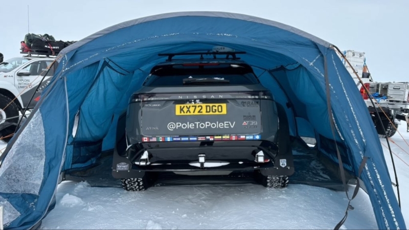 拉姆齐夫妇拉起帐幕包围整架车,以保护电池。 拉姆齐夫妇拉起帐幕包围整架车,以保护电池。