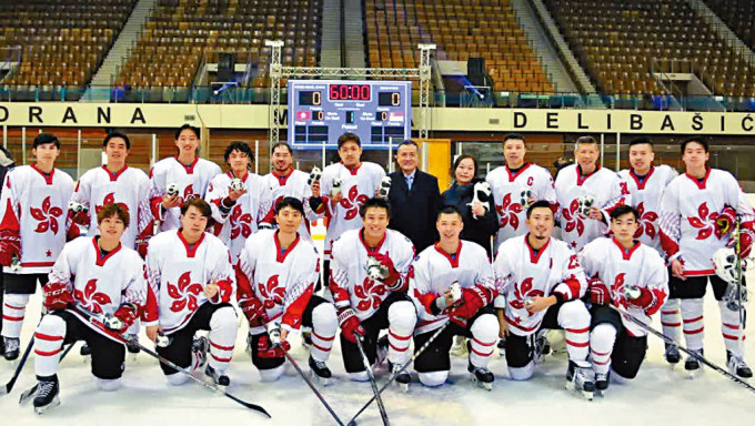 香港男子冰球代表队2月底前往波斯尼亚，发生播错国歌事件，冰协管理层问题惹关注。