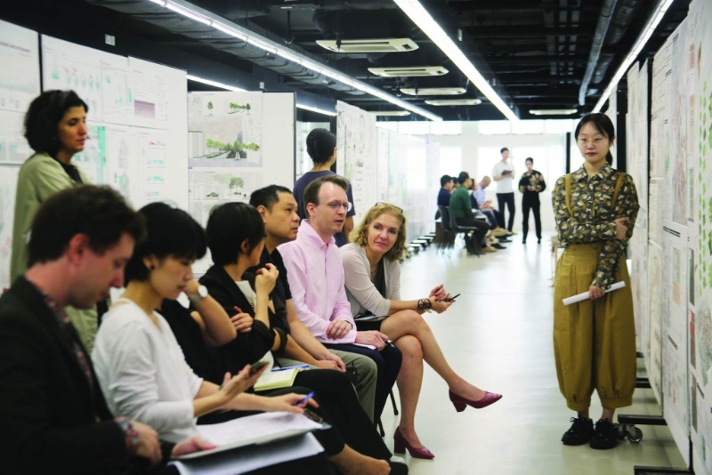 园境硕士课程学生为毕业论文做简报。 园境硕士课程学生为毕业论文做简报。