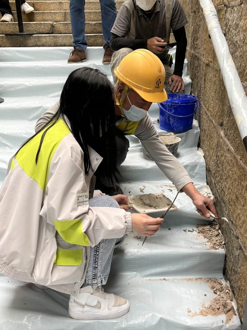 建筑文物保护理学硕士课程学生在工作坊中学习使用石灰砂浆修补历史遗墙。 建筑文物保护理学硕士课程学生在工作坊中学习使用石灰砂浆修补历史遗墙。