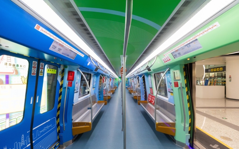 深圳地铁8号线二期开通，直达大梅沙。 （深圳地铁）