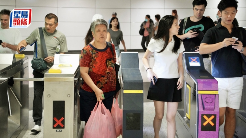 港铁加强巡查,了解是否有人滥用长者2元乘车优惠。 港铁加强巡查,了解是否有人滥用长者2元乘车优惠。