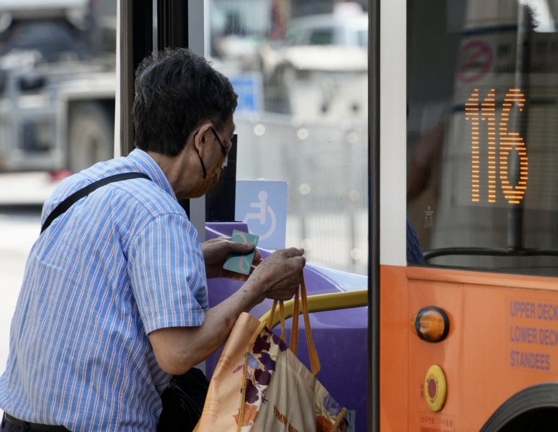 为防止不合资格人士滥用2元乘车优惠,政府规定60至64岁人士必须申请及使用乐悠咭才可享用优惠。 为防止不合资格人士滥用2元乘车优惠,政府规定60至64岁人士必须申请及使用乐悠咭才可享用优惠。