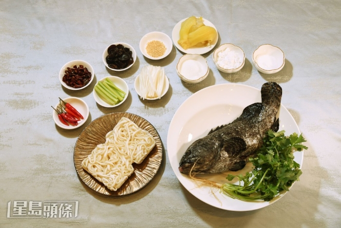 李师傅的酸菜鱼版本主要利用指天椒、辣椒干、花椒油及酸菜，丰富了酸菜鱼中的鱼块及汤汁的味道层次。