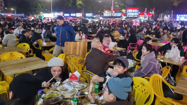 凌晨还可以看到人山人海的景像