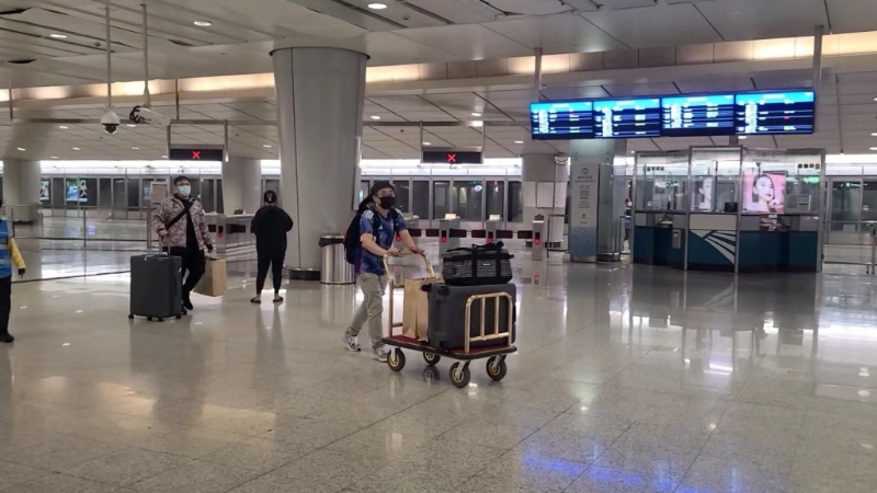 旅客可向职员借用行李车，由出闸口直推车至的士站上车。