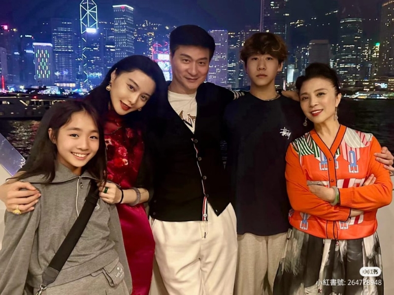 小妹妹还与范冰冰、范爸爸(中)和范妈妈(右一)一齐出海看烟花跨年。 小妹妹还与范冰冰、范爸爸(中)和范妈妈(右一)一齐出海看烟花跨年。