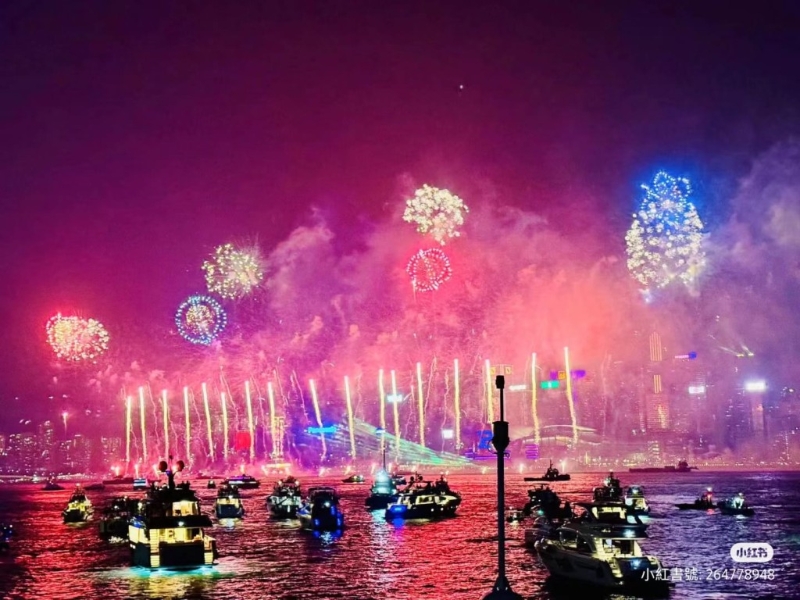 烟花好盛大壮观。 烟花好盛大壮观。