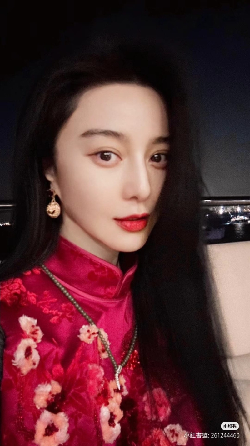 之后范冰冰亦在小红书分享几张游艇自拍照。 之后范冰冰亦在小红书分享几张游艇自拍照。