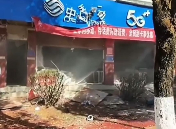 炮弹造成街道破坏。