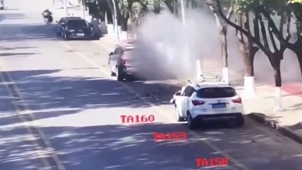 疑似路边的闭路电视拍下炮弹射入云南境内的一刻