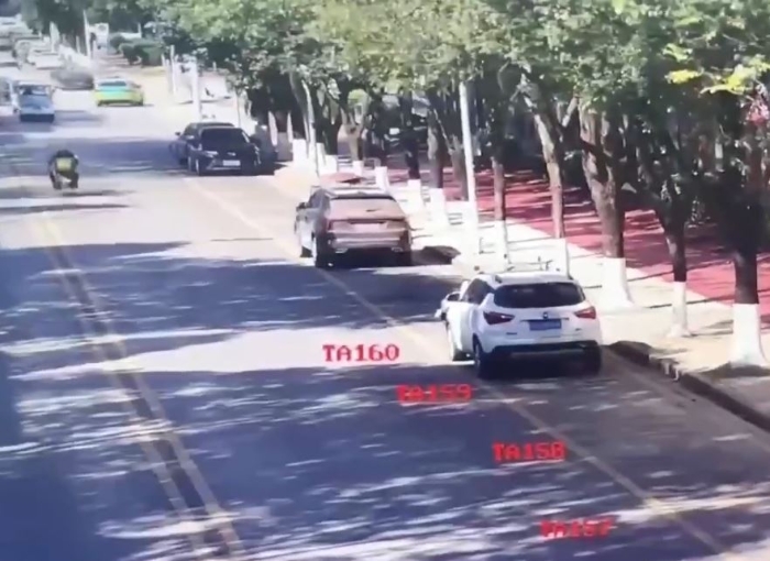 疑似路边的闭路电视拍下炮弹射入云南境内的一刻。