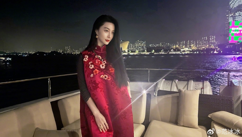 范冰冰晒在香港坐游艇照片。