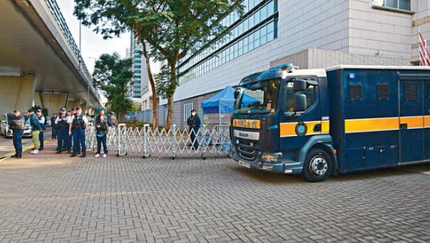 黎智英乘坐的囚车昨午驶离法院。 黎智英乘坐的囚车昨午驶离法院。