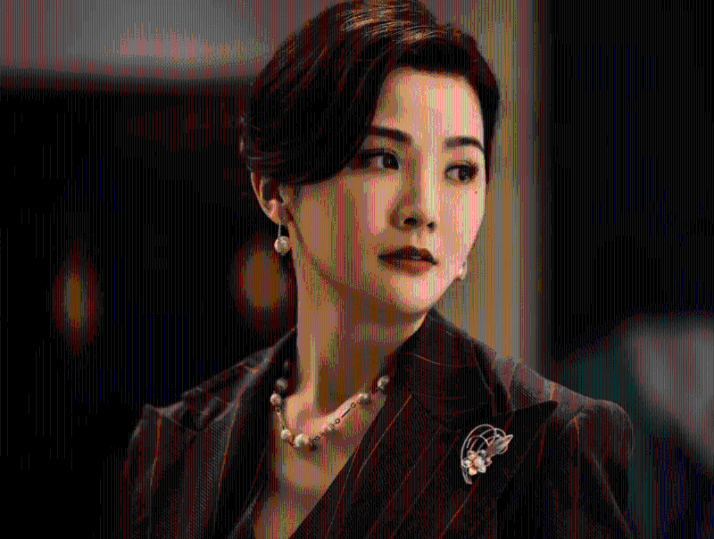 蔡卓妍在戏中饰演程一言（梁朝伟饰）背后的女人张嘉文，多年来对程一言死心塌地。她的角色原型是佳宁董事邬开莉。