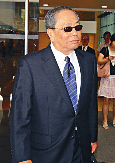 陈松青一向作风低调、鲜有在媒体面前曝光，1998年初出狱后便隐居清水湾大宅。他在2012年与昔日好拍档恒生银行后人林秀峰反目后，两人更为5件古玩对薄公堂