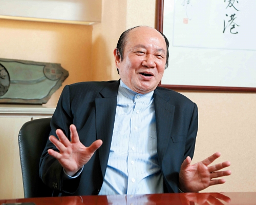 詹培忠多次捲入官司，包括2021年被指涉嫌在配售可换股票据以增加上市公司股本时，隐暪秘密“买壳”协议，被控串谋欺诈联交所、该上市公司以及其董事会和股东，并涉处理犯罪得益4,200万元。