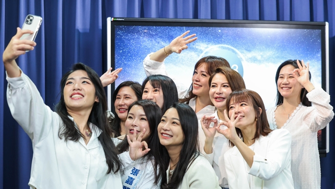 国民党组 KMT Girls 助选。 中时网