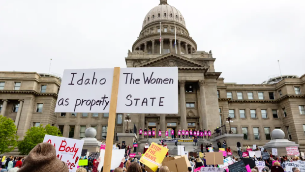联邦最高法院暂缓下级法院裁决，允许爱达荷州继续执行当地的严苛堕胎禁令，孕妇即使面对健康风险也不能享有豁免。