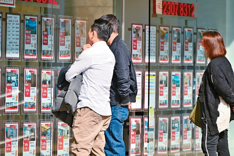 综合各大物业代理数据显示,各大指标屋苑周六日预纯睇楼量,按周上升2.5%至5.3%,业界预期首季成交量或迎来小阳春。 综合各大物业代理数据显示,各大指标屋苑周六日预纯睇楼量,按周上升2.5%至5.3%,业界预期首季成交量或迎来小阳春。