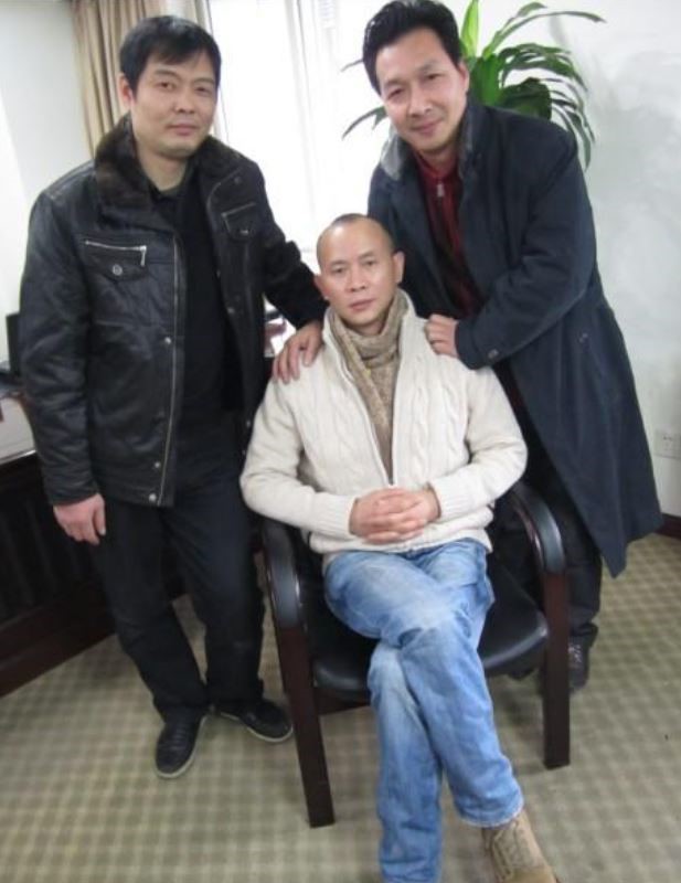 策划组织性勒索重庆官员的萧烨（中）。 网络图片