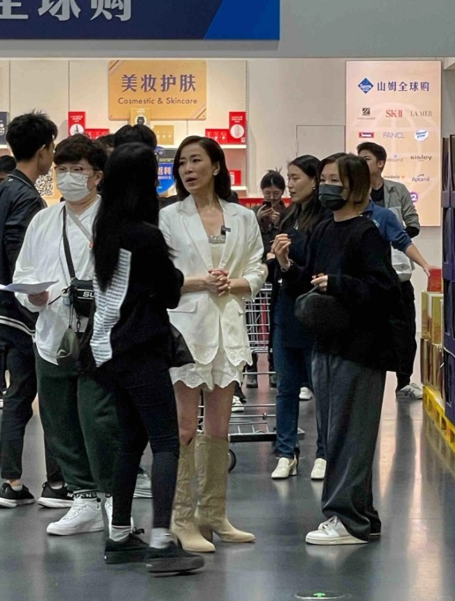 佘诗曼出现实时引发店内客人围观及拍照。