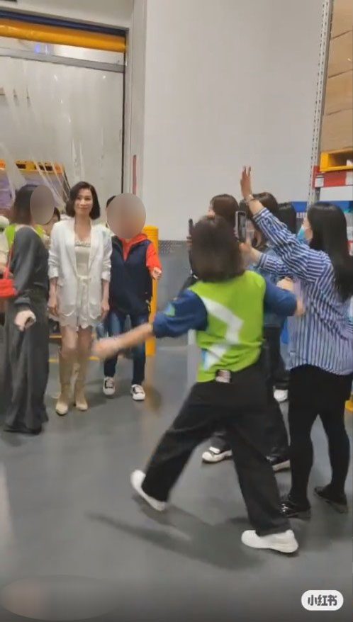 其间一名女士似乎因见到佘诗曼太兴奋，冲上前想跟佘诗曼拍照。