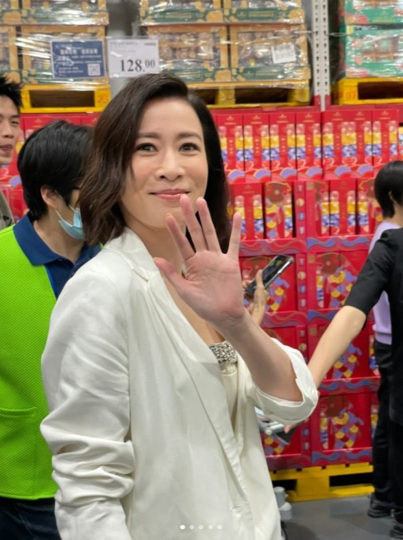 佘诗曼昨日现身山姆超市时，被近距离拍特写照都未见有走样。