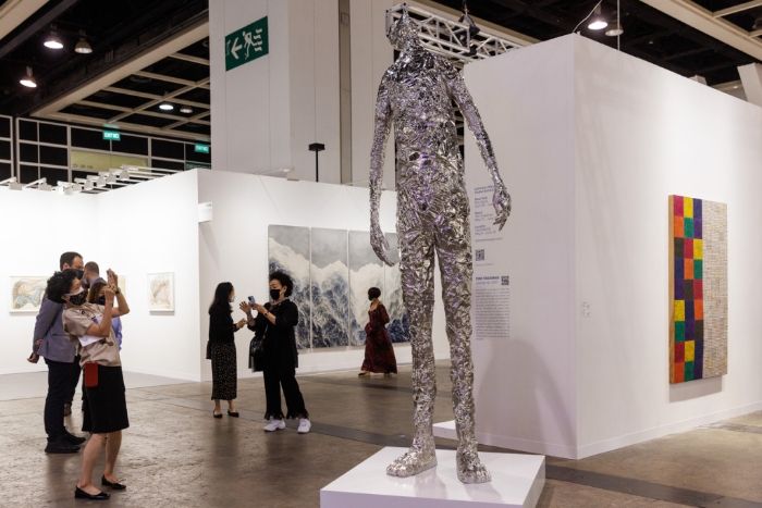 2023年《巴塞尔艺术展香港展会》(《Art Basel Hong Kong》)是复常后的首个展会,吸引高净值人士参观。 2023年《巴塞尔艺术展香港展会》(《Art Basel Hong Kong》)是复常后的首个展会,吸引高净值人士参观。