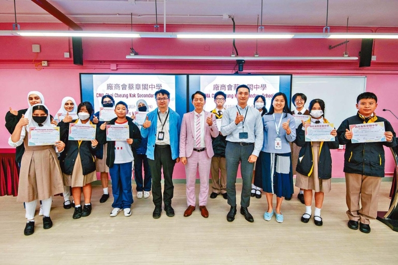 获选参加“蔡章阁精英培训计划”的精英同学,在校长、成长导师及班主任的见证下,完成了立志卡,为今个学年及未来定立目标。 获选参加“蔡章阁精英培训计划”的精英同学,在校长、成长导师及班主任的见证下,完成了立志卡,为今个学年及未来定立目标。