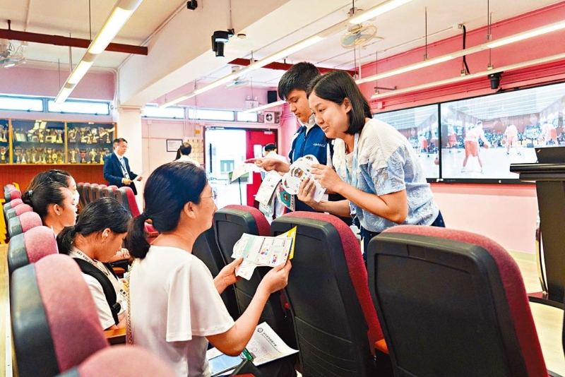 中一新生适应课程让新生参与不同主题的课堂体验,从而尽快适应校园生活。家长亦得以了解本该校的课程、电子学习、学生支援、训辅工作及联课活动。 中一新生适应课程让新生参与不同主题的课堂体验,从而尽快适应校园生活。家长亦得以了解本该校的课程、电子学习、学生支援、训辅工作及联课活动。