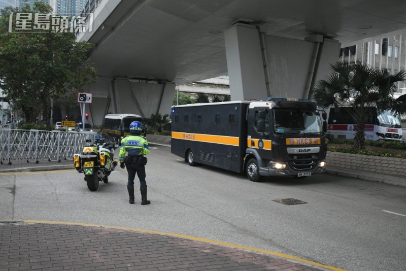 黎智英于早上坐囚车抵达西九龙法院。 黎智英于早上坐囚车抵达西九龙法院。