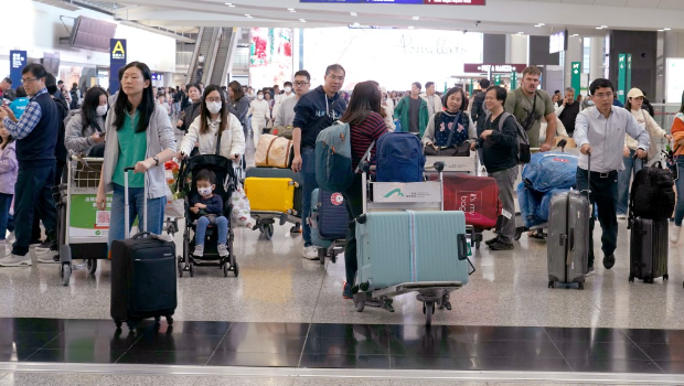 投资者可考虑藉着分散投资于机管局债券及高息股,以自制一个相对平衡风险及回报的“股债组合”。 投资者可考虑藉着分散投资于机管局债券及高息股,以自制一个相对平衡风险及回报的“股债组合”。