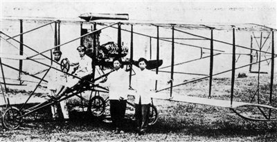 广州燕塘机场,冯如(坐者)与他研制的飞机合影。 广州燕塘机场,冯如(坐者)与他研制的飞机合影。